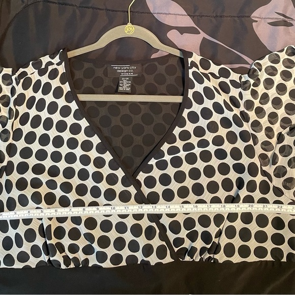 New York City Design Co. EUC size 22/24W white with black dots. V-neck & has tie - Picture 6 of 11